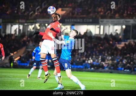 Machaulry bonne (8 Charlton Athletic) défiée par Jack Taylor (8 Peterborough United) lors du match de la Sky Bet League 1 entre Peterborough et Charlton Athletic, sur London Road, Peterborough, le mardi 28th février 2023. (Photo : Kevin Hodgson | ACTUALITÉS MI) crédit : ACTUALITÉS MI et sport /Actualités Alay Live Banque D'Images