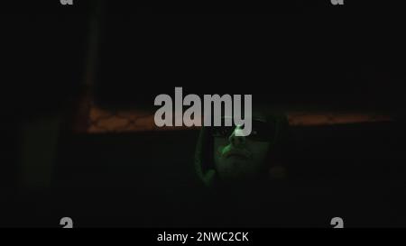 Port de lunettes noires, cyber-criminel ou piratage de programmeur sur un ordinateur, vue de dessous Banque D'Images