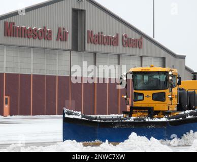 Les employés de l'État du Minnesota de l'escadron du génie civil du 133rd déneigement à St. Paul, Minn., 4 janvier 2023. La mission de l'escadron est de concevoir, d'évoluer et de dépasser. Banque D'Images