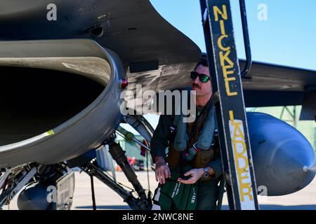 ÉTATS-UNIS Le capitaine de la Force aérienne Kevin « Bear » Romey, pilote Fighter Squadron F-16 Fighting Falcon du 555th e Escadron, effectue des vérifications avant le vol pendant l'exercice Emerald Strike 2023 à la base aérienne de Grosseto, en Italie, le 31 janvier 2023. Lors de la grève Emeraude, 2023 pilotes s'intègrent à l'Eurofighter F-2000, affecté à la 4th e Escadre de l'Armée de l'Air italienne, pour renforcer nos efforts de dissuasion et s'adapter en améliorant la préparation et la réactivité. Banque D'Images