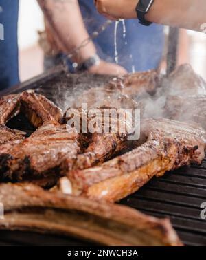 viandes grillées exquises à déguster et à manger en compagnie de votre famille et de vos amis Banque D'Images