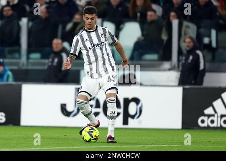 Turin, Italie . 28 février 2023, Turin, Italie . 28/02/2023, Enzo Barrenechea de Juventus FC contrôle le ballon pendant la série Un match entre Juventus FC et Torino FC au stade Allianz sur 28 février 2023 à Turin, Italie . Banque D'Images