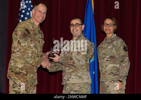 Le colonel Matt Husemann, à gauche, le commandant de l’escadre de transport aérien 436th et le Sgt. Tiffany Griego, à droite, le chef principal du Groupe de soutien à la mission 436th, le chef d’état-major actuel Sgt. Kyle Wilson, au centre, au 736th e Escadron de maintenance des aéronefs, Avec un trophée lors de la cérémonie de remise des prix du trimestre 4th de l'AW 436th qui s'est tenue au base Theatre de la base aérienne de Douvres, Delaware, le 26 janvier 2023. Wilson a été reconnu comme officier non commissionné du trimestre de l’aile. Banque D'Images