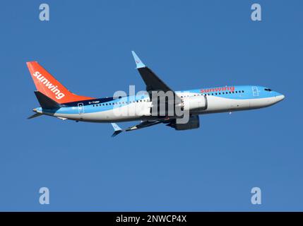 Un Boeing 737-8 MAX de Sunwing Airlines quitte London Gatwick Airlines. Avion loué de TUI Banque D'Images
