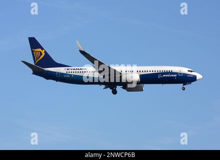 Un Boeing 737-800 de Ryanair dans une livrée spéciale Boeing arrive à l'aéroport de Londres Gatwick Banque D'Images