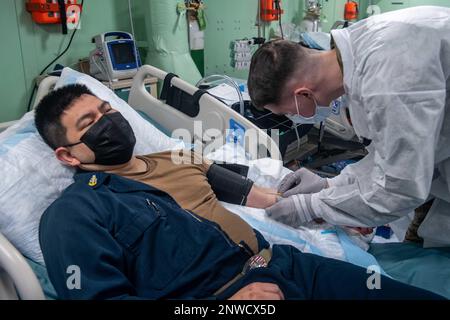 OKINAWA, Japon (18 janvier 2023) - le chef de l'hôpital principal, le chef de l'hôpital, Jeremiah Zapanta, à gauche, de Silverdale (Washington), affecté au navire de transport amphibie USS Green Bay (LPD 20), donne du sang dans la baie médicale du navire pendant une campagne de sang. Green Bay, qui fait partie du groupe de grève expéditionnaire 7, ainsi que du MEU de 31st, opère dans la zone de responsabilité de la flotte américaine 7th afin d'améliorer son interopérabilité avec ses alliés et partenaires et de servir de force de réaction prête pour défendre la paix et la stabilité dans la région Indo-Pacifique. Banque D'Images