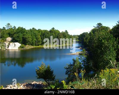 Rivière à l'intérieur d'une île sur le lac - Île Manitoulin, ONTARIO, Canada Banque D'Images