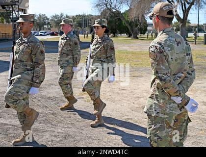 Base commune San Antonio l'entraîneur de la Garde d'honneur, Airman 1st classe Nathan Dunn, supervise trois aviateurs pendant qu'ils pratiquent une séquence de tir à JBSA-Lackland, Texas, le 19 janvier 2023. L'équipe de garde d'honneur se compose d'aviateurs de service actif, de la Réserve et de la Garde dont la zone de responsabilité est l'une des plus importantes du ministère de la Défense. Banque D'Images