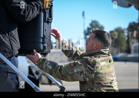 Le Sgt. Principal Justin Stoltzfus, chef de commandement de l’escadre de la base aérienne 39th, aide les membres de l’équipe d’intervention en cas de catastrophe de l’Agence des États-Unis pour le développement international à décharger l’équipement de la base aérienne d’Incirlik, à Türkiye, le 8 février 2023. Le DART est chargé de diriger l'intervention humanitaire du gouvernement américain à la suite d'une série de tremblements de terre qui ont frappé le centre-sud de Türkiye le 6 février 2023. La DART comprend des équipes de recherche et de sauvetage en milieu urbain des services de feu de Fairfax et du comté de Los Angeles. Les équipes voyagent avec 159 personnes, 12 chiens de secours et 170 000 livres de specia Banque D'Images