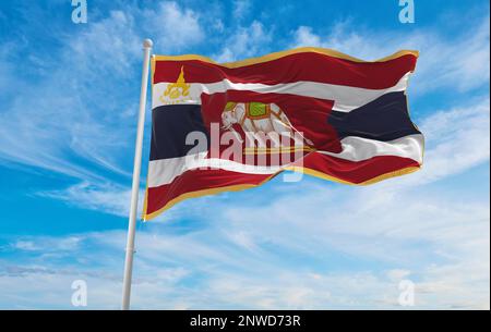 Drapeau officiel des couleurs de l'unité du 1st Régiment d'infanterie, le roi de Thaïlande Bodyguard au ciel au coucher du soleil, vue panoramique. Concept patriote thaïlandais. copier Banque D'Images