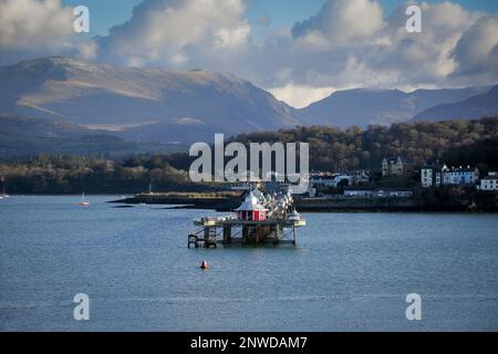 Editorial Snowdonia, pays de Galles du Nord - 25 février 2023 : embarcadère Bangor ou embarcadère Garth dans le détroit de Menai à Bangor, pays de Galles du Nord, vu de l'île de Banque D'Images