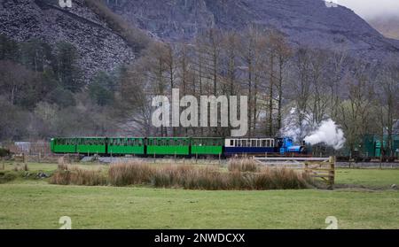 Editorial Snowdonia, pays de Galles du Nord - 24 février 2023: Le chemin de fer du lac Llanberis qui longe la rive nord de Llyn Padarn dans le nord du pays de Galles Banque D'Images