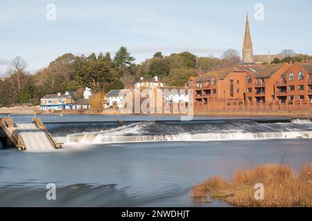 Trews weir sur la rivière exe à Exeter Banque D'Images