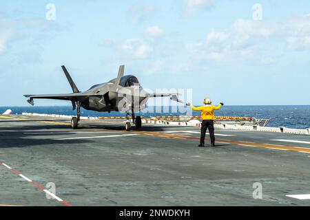 Okinawa, Japon (12 janvier 2023) un avion de chasse F-35B Lightning II du Marine Fighter Attack Squadron (VMFA) 242 se prépare à décoller du pont de vol du transporteur d'assaut amphibie déployé par l'avant USS America (LHA 6) alors qu'il est en cours dans les environs d'Okinawa, au Japon, le 12 janvier. L'Amérique, navire chef de file du America Amphiobie Ready Group, opère dans la zone d'opérations 7th de la flotte pour améliorer l'interopérabilité avec ses alliés et ses partenaires et servir de force de réaction prête à l'emploi pour défendre la paix et la stabilité dans la région Indo-Pacifique. Banque D'Images