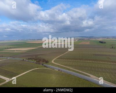 Vue aérienne panoramique d'hiver sur le paysage agricole de la vallée, vignobles près du village de champagne Ludes premier cru près d'Epernay, production de vin en FRA Banque D'Images