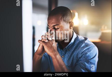 Il est difficile de s'en acquitter. Photo courte d'un beau jeune homme d'affaires stressant tard dans la nuit au travail. Banque D'Images