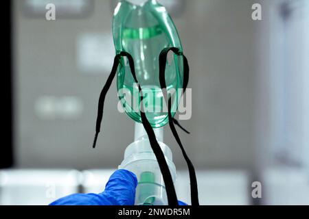 Un nébuliseur ou masque de nébulisation qui est connecté à une bouteille d'oxygène ou un dispositif d'administration de médicament utilisé pour administrer un médicament sous forme de brume inhal Banque D'Images