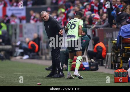 L'ancien directeur et joueur de Leicester City Nigel Pearson, directeur de Bristol City et Riyad Mahrez #26 de Manchester City High Five durant la Emirates FA Cup Cinquième match rond Bristol City contre Manchester City à Ashton Gate, Bristol, Royaume-Uni, 28th février 2023 (photo de Gareth Evans/News Images) Banque D'Images