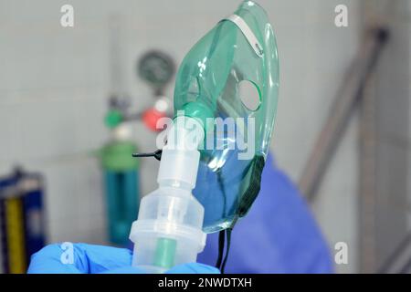 Un nébuliseur ou masque de nébulisation qui est connecté à une bouteille d'oxygène ou un dispositif d'administration de médicament utilisé pour administrer un médicament sous forme de brume inhal Banque D'Images