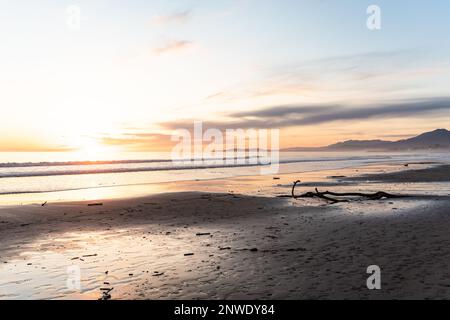 Super coucher de soleil sur la plage de carpinteria à santa barbara en californie Banque D'Images