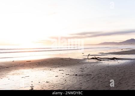 Super coucher de soleil sur la plage de carpinteria à santa barbara en californie Banque D'Images