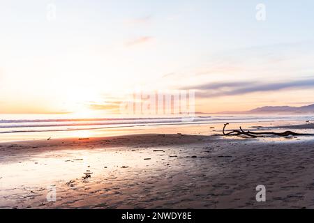 Super coucher de soleil sur la plage de carpinteria à santa barbara en californie Banque D'Images