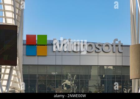 Une image du signe Microsoft sur la façade du Microsoft Theatre. Banque D'Images