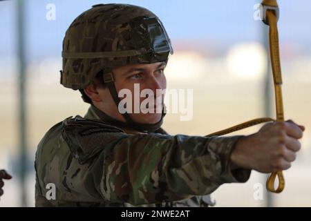 A ÉTATS-UNIS Le parachutiste de l'armée affecté à la Brigade aéroportée 173rd se prépare à effectuer une opération aérienne aux côtés des parachutistes de l'armée italienne avec le Brigata Paracadutisti 'Folgore' près d'Aviano, en Italie, le 26 janvier 2023. Le 173rd AB (Sky Soldiers) est les États-Unis La force d'intervention d'urgence de l'armée en Europe, fournissant des forces rapides aux États-Unis les domaines de responsabilité de l'Europe, de l'Afrique et des commandements centraux. Basée en Italie et en Allemagne, la brigade s'entraîne régulièrement aux côtés des alliés et partenaires de l'OTAN pour renforcer l'interopérabilité et renforcer l'Alliance. Banque D'Images