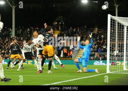 Craven Cottage, Fulham, Londres, Royaume-Uni. 28th févr. 2023. FA Cup football, Fulham contre Leeds United; les joueurs des deux côtés montres que le ballon va plus loin d'une portée de tir de Robin Koch de Leeds. Crédit : action plus Sports/Alamy Live News Banque D'Images