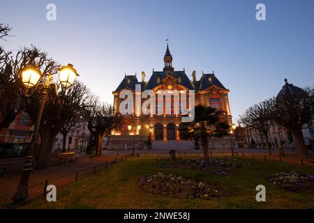 Hôtel de ville de Suresnes la nuit. C'est une commune française du département hauts-de-Seine dans la région Ile-de-France. Banque D'Images