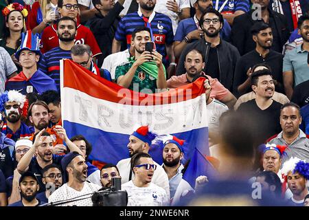 DOHA - (LR) drapeau néerlandais Truus lors de la coupe du monde de la FIFA Qatar 2022 ronde de 16 match entre la France et la Pologne au stade Al Thumama sur 4 décembre 2022 à Doha, Qatar. AP | hauteur néerlandaise | MAURICE DE PIERRE Banque D'Images