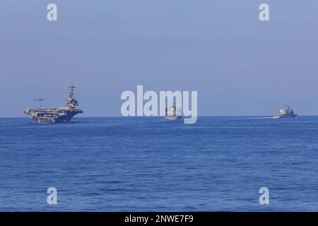 230217-N-EH998-1023 MER MÉDITERRANÉE (17 février 2023) le porte-avions de la classe Nimitz USS George H. W. Bush (CVN 77), à gauche, et le croiseur à missiles guidés de la classe Ticonderoga Leyte Gulf (CG 55 2023), à droite, complètent un ravitaillement en mer avec le navire de soutien rapide de combat de la classe Supply USNS Arctic (T-AOE, 17 février 8). Le George H.W. Bush Carrier Strike Group est en cours de déploiement aux États-Unis Marine Forces Europe zone d'opérations, employée par les États-Unis Sixième flotte pour défendre les intérêts des États-Unis, des alliés et des partenaires. Banque D'Images