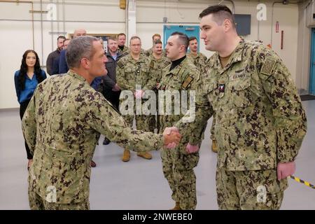 230216-N-UL721-1101 BASE NAVALE KITSAP – KEYPORT, Washington (16 février 2023) sous-marin Jeff Jablon, commandant de la Force sous-marine des États-Unis Pacific Fleet, présente une pièce de défi au technicien Sonar (sous-marins) 2nd classe Keith Jones, affecté à l'escadron de véhicules sous-marins sans pilote un lors d'une visite au commandement le 16 février 2023. La Force sous-marine du Pacifique fournit la dissuasion stratégique, la guerre anti-sous-marine; la guerre anti-surface; la frappe terrestre de précision; le renseignement, surveillance, reconnaissance et alerte rapide; et capacités de guerre spéciales dans le monde entier. Banque D'Images