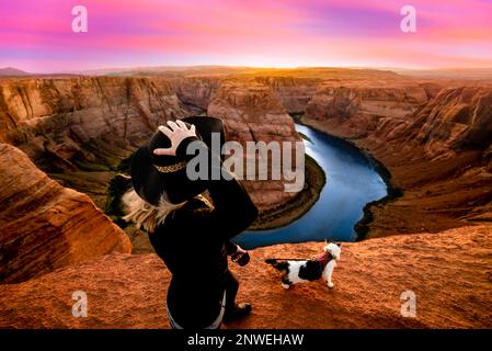 Femme debout sur le bord de Horseshoe Bend en Arizona avec un chat sur laisse. Voyagez, explorez les États-Unis d'Amérique. Banque D'Images