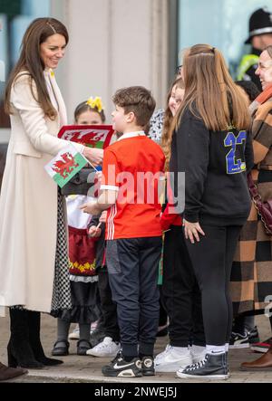 Port Talbot, pays de Galles, Royaume-Uni. 28 février 2023. Catherine, princesse de Galles, portant un manteau Alexander McQueen crème, rencontre le public lorsqu'elle visite le centre de loisirs et de remise en forme Aberavon à Port Talbot crédit: Anwar Hussein/Alamy Live News Banque D'Images