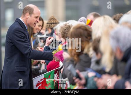 Port Talbot, pays de Galles, Royaume-Uni. 28 février 2023. Prince William, Prince de Galles et Catherine, Princesse de Galles rencontrez le public lors d'une visite du centre de loisirs et de remise en forme Aberavon à Port Talbot crédit: Anwar Hussein/Alamy Live News Banque D'Images