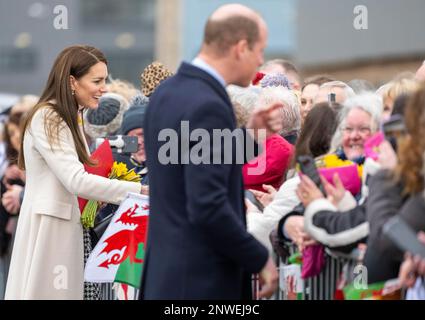 Port Talbot, pays de Galles, Royaume-Uni. 28 février 2023. Prince William, Prince de Galles et Catherine, Princesse de Galles rencontrez le public lors d'une visite du centre de loisirs et de remise en forme Aberavon à Port Talbot crédit: Anwar Hussein/Alamy Live News Banque D'Images