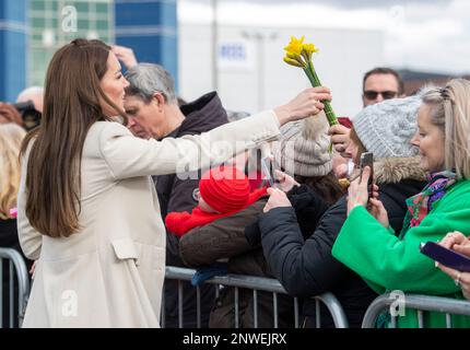 Port Talbot, pays de Galles, Royaume-Uni. 28 février 2023. Catherine, princesse de Galles, portant un manteau Alexander McQueen crème, rencontre le public lorsqu'elle visite le centre de loisirs et de remise en forme Aberavon à Port Talbot crédit: Anwar Hussein/Alamy Live News Banque D'Images