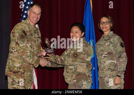 Le colonel Matt Husemann, à gauche, commandant de l’escadre de transport aérien 436th et Sgt. Tiffany Griego, à droite, 436th Groupe de soutien à la mission Chef principal inscrit, actuel Airman Samantha Reyes, au centre, 436th Escadron de maintenance, Avec un trophée lors de la cérémonie de remise des prix du trimestre 4th de l'AW 436th qui s'est tenue au base Theatre de la base aérienne de Douvres, Delaware, le 26 janvier 2023. Reyes a été reconnu comme l’Airman du quartier de l’aile. Banque D'Images