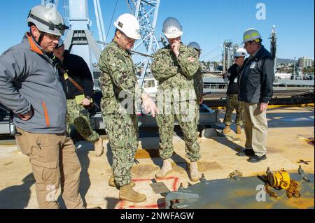 VALLEJO, Californie (17 2023 janv.) – le capitaine John Frye, commandant de l'émory S, sous-marin de classe terrestre, USS Frank Cable (AS 40), discute de l'entretien du navire avec le sous-amiral Michael Wettlaufer, commandant du Commandement militaire du Sealift, au chantier naval de Mare Island à Vallejo, en Californie, le 17 janv. 2023. Frank Cable effectue actuellement une période de maintenance des chantiers. Banque D'Images