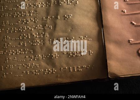 Janvier est le mois mondial du braille en l'honneur de Louis Braille, né le 4 janvier 1809. Aveuglé à l'âge de 3 ans, il a développé le système de points élevés qui est maintenant le système établi pour les matériaux de lecture aveugle. La cécité est causée par une variété de maladies et de traumatismes sur le champ de bataille. Parmi les objets de la collection du Musée AMEDD, on compte 2 livres en braille sur l'anatomie humaine. Les livres ont été utilisés par Henry Otis Kendall, qui a été aveuglé par un shrapnel d'une explosion de mine dans la première Guerre mondiale. Il a utilisé ces livres tout en étudiant pour devenir un thérapeute physique. (MED 2000.036.004 et Med 2000.036.005) Musée AMEDD, JO Banque D'Images