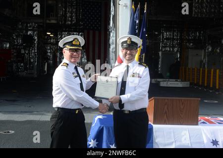 230111-N-ZS023-0024 SAN DIEGO (11 janvier 2023) le commodore Darren Grogan, attaché naval australien aux États-Unis, félicite l'adjudant Luke Brewer, officier de la Marine royale australienne, affecté aux États-Unis Centre régional de maintenance du Sud-Ouest de la Marine lors d’une visite d’échange, au cours d’une cérémonie de promotion à bord du navire de combat littoral Independence-variant USS Canberra (LCS 30), le 11 janvier. Homeporté à San Diego, en Californie, Canberra fait partie du littoral combat Ship Squadron One. Le navire devrait rejoindre officiellement la flotte et organiser sa cérémonie de mise en service plus tard le Banque D'Images