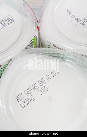 Gros plan de la date du meilleur avant la fin / BBE au bas de l'emballage du contenant en plastique dur. Pour la sécurité alimentaire, la vente par concept et l'utilisation par concept, la qualité des aliments Banque D'Images
