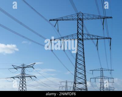 De nombreuses lignes électriques haute tension mâts tours dans la zone portuaire de Rotterdam aux pays-Bas. Le port de Rotterdam est le plus gros consommateur d'énergie Banque D'Images