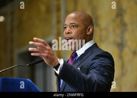 Le maire Eric Adams fait des remarques lors de son petit-déjeuner interconfessionnel annuel à la bibliothèque publique de New York sur 28 février 2023, à New York. Banque D'Images