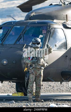 Le 24 janvier 2023, un chef d'équipage D'hélicoptère UH-60M Black Hawk affecté à la Bravo Company, 2-158 Assault Helicopter Battalion, 16th combat Aviation Brigade, remet un pouce au Yakima Training Center, Washington. L'équipage de conduite fournissait un soutien au transport au personnel qui observait l'entraînement des missiles Hellfire. ÉTATS-UNIS Photo de l'armée par le capitaine Kyle Abraham, 16th Brigade de l'aviation de combat Banque D'Images