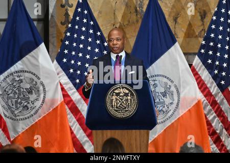 Le maire Eric Adams fait des remarques lors de son petit-déjeuner interconfessionnel annuel à la bibliothèque publique de New York sur 28 février 2023, à New York. Banque D'Images