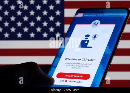 Application CBP One visible sur l'écran du smartphone. ÉTATS-UNIS Application douane et protection des frontières. Portail officiel des États-Unis Département de la sécurité intérieure. Stafford, Banque D'Images