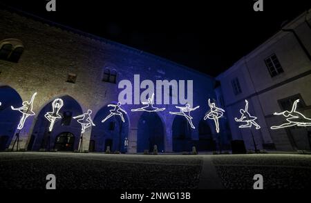 Bergame Italie 22 février 2023 : installation légère de danseurs qui se tordent dans le vide à l'occasion de la capitale de la culture Banque D'Images