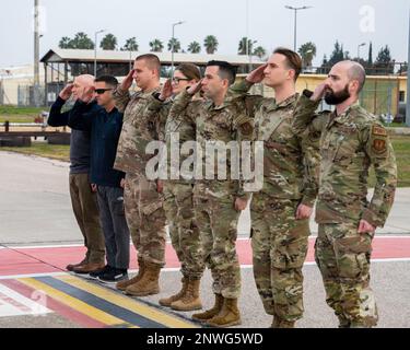 Le leadership de l'escadre de la base aérienne 39th ainsi que les aviateurs de l'ABW 39th saluent comme des États-Unis Le général de division Derek C. France, troisième commandant de la Force aérienne, part à la fin de sa visite à la base aérienne d'Incirlik, Türkiye, le 28 janvier 2023. Le général de division France, troisième commandant de la Force aérienne, s’est rendu à Incirlik AB pour rencontrer des aviateurs, faire l’expérience du week-end plus grand que nature de l’aile et observer comment ils soutiennent la troisième Force aérienne des États-Unis Forces aériennes en Europe et forces aériennes en Afrique et aux États-Unis Objectifs de commandement européen. La troisième Force aérienne émet des directives pour subordonner les commandements et prend des mesures au nom de la co USAFE-AFAFFRICA Banque D'Images